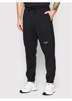 Calvin Klein Jeans Spodnie dresowe J30J320590 Czarny Regular Fit ze sklepu MODIVO w kategorii Spodnie męskie - zdjęcie 168555038