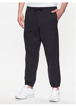 New Balance Spodnie dresowe MP23551 Czarny Relaxed Fit ze sklepu MODIVO w kategorii Spodnie męskie - zdjęcie 168555308