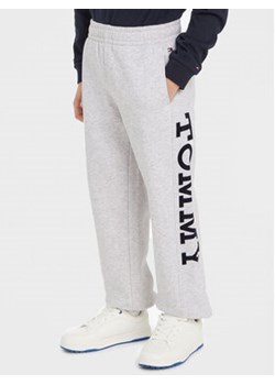 Tommy Hilfiger Spodnie dresowe KB0KB08631 Szary Regular Fit ze sklepu MODIVO w kategorii Spodnie chłopięce - zdjęcie 168555728