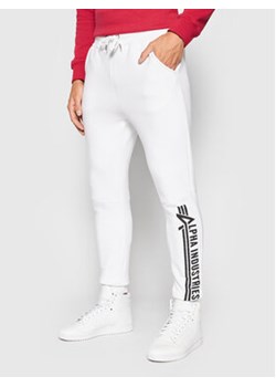 Alpha Industries Spodnie dresowe Jogger 118364 Biały Regular Fit ze sklepu MODIVO w kategorii Spodnie męskie - zdjęcie 168557057