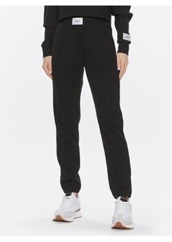 Guess Spodnie dresowe Aislin V4RB01 KC2T0 Czarny Regular Fit ze sklepu MODIVO w kategorii Spodnie damskie - zdjęcie 168558265