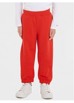 Tommy Hilfiger Spodnie dresowe KB0KB08791 Czerwony Regular Fit ze sklepu MODIVO w kategorii Spodnie chłopięce - zdjęcie 168559137