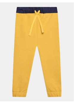 United Colors Of Benetton Spodnie dresowe 3PANGF02R Żółty Regular Fit ze sklepu MODIVO w kategorii Spodnie chłopięce - zdjęcie 168559566