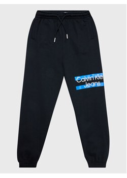 Calvin Klein Jeans Spodnie dresowe Maxi Block Logo IB0IB01591 Czarny Regular Fit ze sklepu MODIVO w kategorii Spodnie chłopięce - zdjęcie 168559567