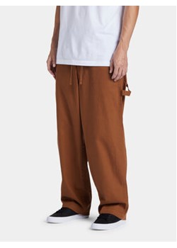 DC Spodnie materiałowe Trench Pant Ndpt ADYNP03084 Brązowy Regular Fit ze sklepu MODIVO w kategorii Spodnie męskie - zdjęcie 168559888