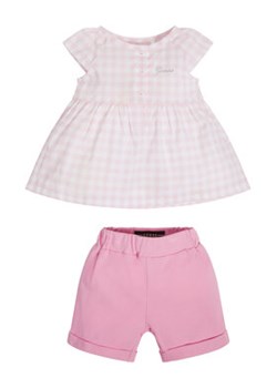 Guess Komplet t-shirt i spodenki A3GG12 WFBB0 Różowy Regular Fit ze sklepu MODIVO w kategorii Komplety niemowlęce - zdjęcie 168559956