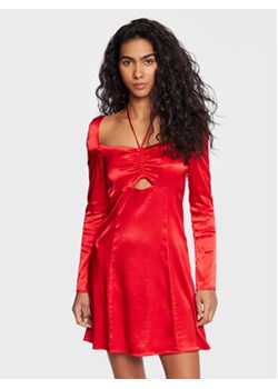 Calvin Klein Jeans Sukienka koktajlowa J20J220386 Czerwony Regular Fit ze sklepu MODIVO w kategorii Sukienki - zdjęcie 168560199