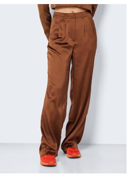 Noisy May Spodnie materiałowe Claire 27021928 Brązowy Relaxed Fit ze sklepu MODIVO w kategorii Spodnie damskie - zdjęcie 168560505