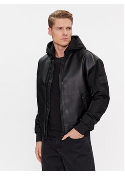 Calvin Klein Jeans Kurtka z imitacji skóry J30J324597 Czarny Regular Fit ze sklepu MODIVO w kategorii Kurtki męskie - zdjęcie 168561559