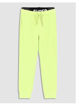 Coccodrillo Spodnie dresowe WC3120101DRJ Zielony Regular Fit ze sklepu MODIVO w kategorii Spodnie dziewczęce - zdjęcie 168561637