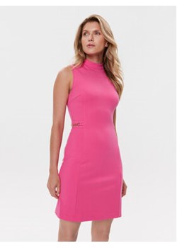 Guess Sukienka koktajlowa Adele W3BK65 KBJP2 Różowy Slim Fit ze sklepu MODIVO w kategorii Sukienki - zdjęcie 168562638