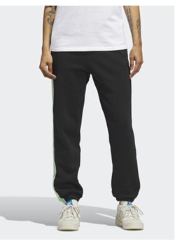adidas Spodnie dresowe Tape HM1530 Czarny Regular Fit ze sklepu MODIVO w kategorii Spodnie damskie - zdjęcie 168565835