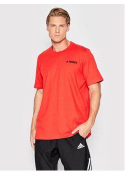 adidas T-Shirt Terrex Mountain Graphic HE1766 Czerwony Regular Fit ze sklepu MODIVO w kategorii T-shirty męskie - zdjęcie 168565848