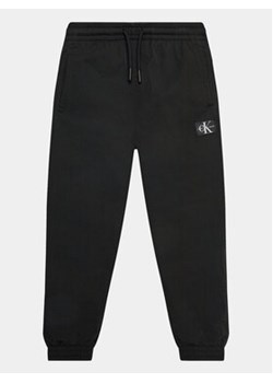 Calvin Klein Jeans Spodnie dresowe Mix Media IB0IB01934 Czarny Regular Fit ze sklepu MODIVO w kategorii Spodnie chłopięce - zdjęcie 168567767