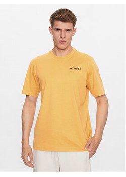 adidas T-Shirt IL2647 Żółty Regular Fit ze sklepu MODIVO w kategorii T-shirty męskie - zdjęcie 168569715
