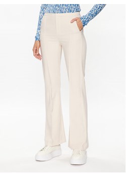 Gina Tricot Spodnie materiałowe 18690 Beżowy Regular Fit ze sklepu MODIVO w kategorii Spodnie damskie - zdjęcie 168571029