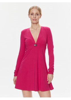Tommy Jeans Sukienka codzienna Xs Badge DW0DW16484 Różowy Slim Fit ze sklepu MODIVO w kategorii Sukienki - zdjęcie 168572015