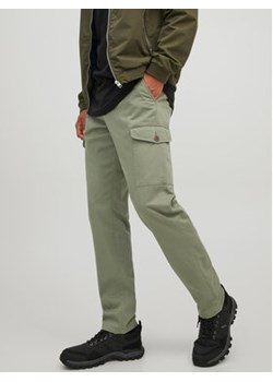 Jack&Jones Spodnie materiałowe Ollie 12224001 Zielony Regular Fit ze sklepu MODIVO w kategorii Spodnie męskie - zdjęcie 168572697