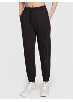 Calvin Klein Jeans Spodnie dresowe J20J220264 Czarny Regular Fit ze sklepu MODIVO w kategorii Spodnie damskie - zdjęcie 168573207