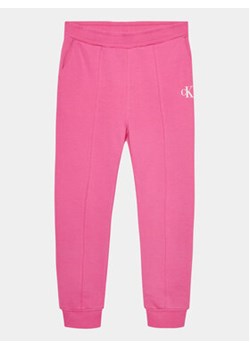 Calvin Klein Jeans Spodnie dresowe Logo IG0IG02285 Różowy Regular Fit ze sklepu MODIVO w kategorii Spodnie dziewczęce - zdjęcie 168574027