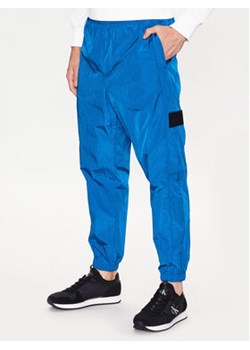 Calvin Klein Jeans Spodnie dresowe J30J322924 Granatowy Relaxed Fit ze sklepu MODIVO w kategorii Spodnie męskie - zdjęcie 168575856