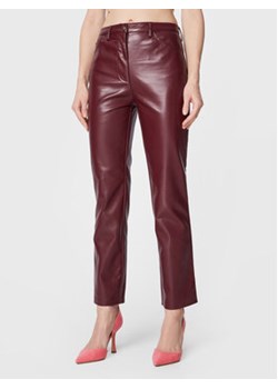 Guess Spodnie z imitacji skóry Kelly W3RA0M WF8P0 Bordowy Regular Fit ze sklepu MODIVO w kategorii Spodnie damskie - zdjęcie 168576177