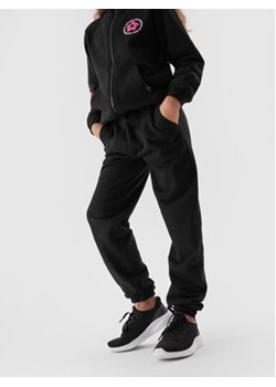 4F Spodnie dresowe 4FJAW23TTROF426 Czarny Regular Fit ze sklepu MODIVO w kategorii Spodnie chłopięce - zdjęcie 168577676