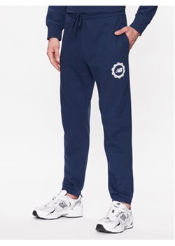 New Balance Spodnie dresowe MP31902 Granatowy Regular Fit ze sklepu MODIVO w kategorii Spodnie męskie - zdjęcie 168578617