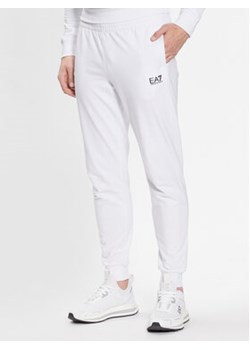 EA7 Emporio Armani Spodnie dresowe 8NPP53 PJ05Z 1100 Biały Slim Fit ze sklepu MODIVO w kategorii Spodnie męskie - zdjęcie 168578725