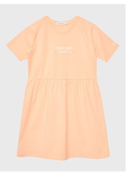 Calvin Klein Jeans Sukienka codzienna Hero Logo IG0IG01973suki Pomarańczowy Regular Fit ze sklepu MODIVO w kategorii Sukienki dziewczęce - zdjęcie 168579457