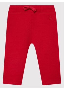 United Colors Of Benetton Spodnie dresowe 3J70I0046 Czerwony Regular Fit ze sklepu MODIVO w kategorii Spodnie i półśpiochy - zdjęcie 168580385