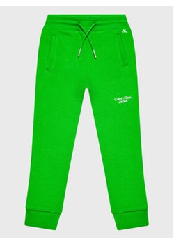Calvin Klein Jeans Spodnie dresowe IB0IB01282 Zielony Regular Fit ze sklepu MODIVO w kategorii Spodnie chłopięce - zdjęcie 168580579
