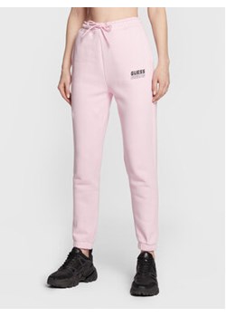 Guess Spodnie dresowe V2BB18 K9V34 Różowy Regular Fit ze sklepu MODIVO w kategorii Spodnie damskie - zdjęcie 168581318