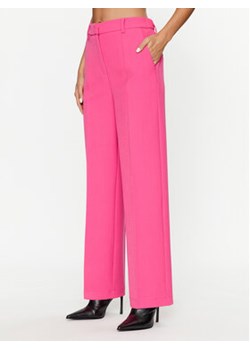 YAS Spodnie materiałowe 26030711 Różowy Regular Fit ze sklepu MODIVO w kategorii Spodnie damskie - zdjęcie 168582527