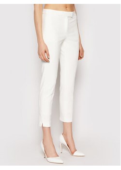 DKNY Chinosy P9RKSDMT Biały Regular Fit ze sklepu MODIVO w kategorii Spodnie damskie - zdjęcie 168582675