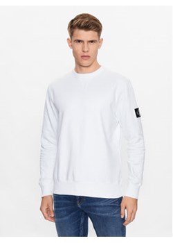 Calvin Klein Jeans Bluza J30J323426 Biały Regular Fit ze sklepu MODIVO w kategorii Bluzy męskie - zdjęcie 168583959