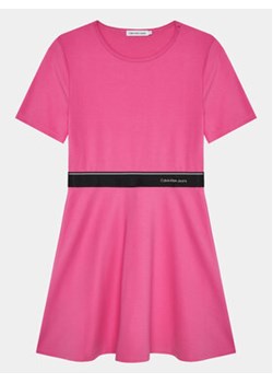 Calvin Klein Jeans Sukienka codzienna Logo Tape IG0IG02310 Różowy Regular Fit ze sklepu MODIVO w kategorii Sukienki dziewczęce - zdjęcie 168584165