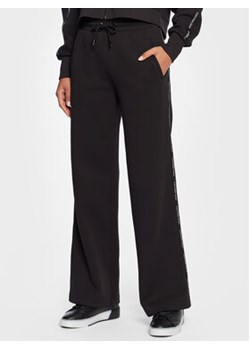 Calvin Klein Jeans Spodnie dresowe J20J220962 Czarny Regular Fit ze sklepu MODIVO w kategorii Spodnie damskie - zdjęcie 168584719