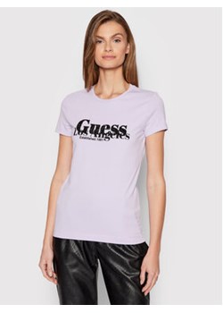 Guess T-Shirt W2RI00 J1311 Fioletowy Slim Fit ze sklepu MODIVO w kategorii Bluzki damskie - zdjęcie 168584908