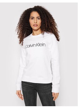 Calvin Klein Bluza Core Logo K20K202157 Biały Regular Fit ze sklepu MODIVO w kategorii Bluzy damskie - zdjęcie 168585029