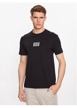 Calvin Klein T-Shirt Gloss Stencil K10K111528 Czarny Regular Fit ze sklepu MODIVO w kategorii T-shirty męskie - zdjęcie 168585196