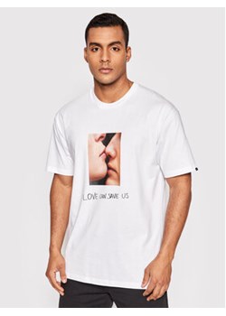 Vans T-Shirt SARA LORUSSO Pride VN0A7SFF Biały Regular Fit ze sklepu MODIVO w kategorii T-shirty męskie - zdjęcie 168588417
