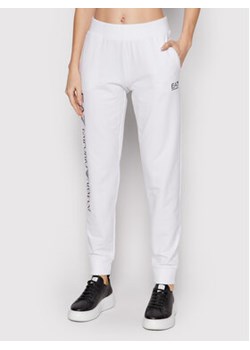 EA7 Emporio Armani Spodnie dresowe 8NTP85 TJCQZ 0102 Biały Regular Fit ze sklepu MODIVO w kategorii Spodnie damskie - zdjęcie 168589048