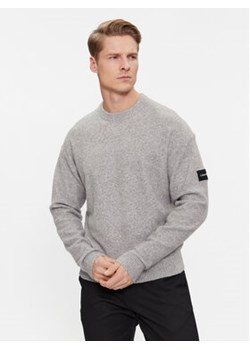 Calvin Klein Sweter K10K110401 Szary Regular Fit ze sklepu MODIVO w kategorii Swetry męskie - zdjęcie 168589788