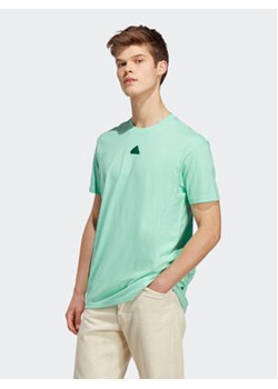 adidas T-Shirt City Escape T-Shirt IC9726 Zielony Regular Fit ze sklepu MODIVO w kategorii T-shirty męskie - zdjęcie 168589866