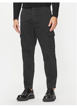 Boss Spodnie materiałowe Sisla-5-Cargo 50501614 Czarny Regular Fit ze sklepu MODIVO w kategorii Spodnie męskie - zdjęcie 168590315