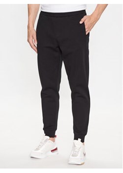 Calvin Klein Spodnie dresowe Logo Tape K10K111565 Czarny Comfort Fit ze sklepu MODIVO w kategorii Spodnie męskie - zdjęcie 168591056