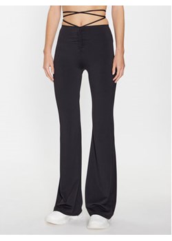 Guess Spodnie materiałowe V3BB01 MC04Z Czarny Regular Fit ze sklepu MODIVO w kategorii Spodnie damskie - zdjęcie 168591208