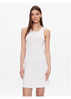 Calvin Klein Swimwear Sukienka plażowa KW0KW02145 Biały Slim Fit ze sklepu MODIVO w kategorii Sukienki - zdjęcie 168592519