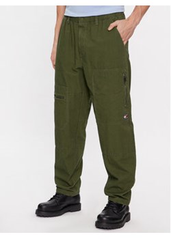 Tommy Jeans Spodnie materiałowe DM0DM17689 Zielony Baggy Fit ze sklepu MODIVO w kategorii Spodnie męskie - zdjęcie 168594257